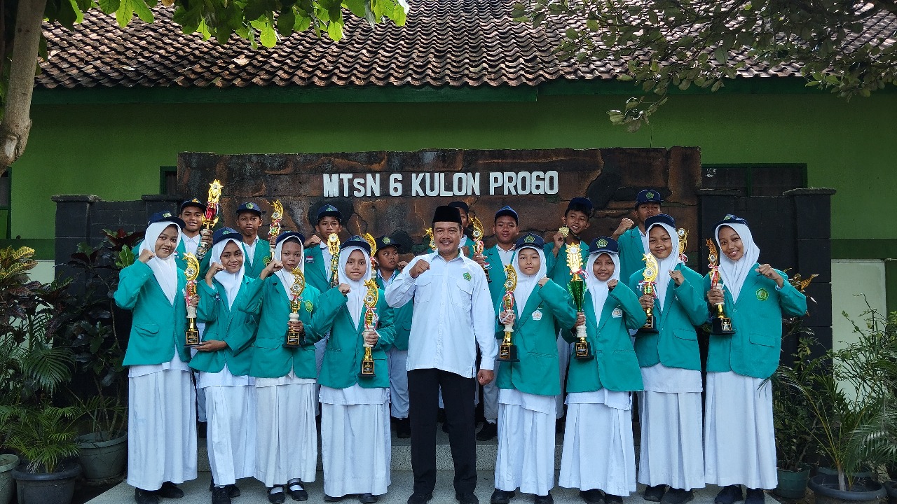Siswa MTsN 6 Kulon Progo Serahkan 13 Piala ke Madrasah